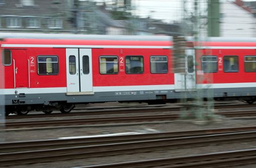 Die beiden Männer attackierten am Bahnhof Göppingen und Plochingen mehrere Reisende. (Symbolfoto) Foto: dpa