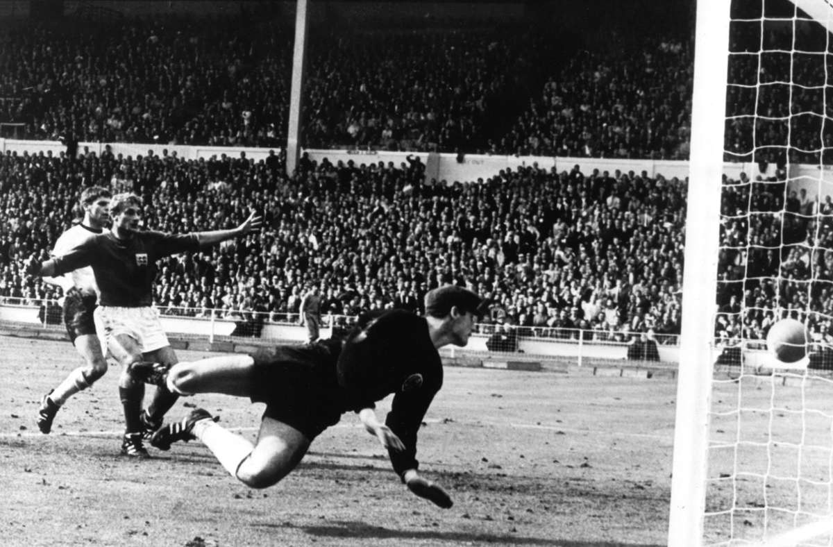 Das berühmte Wembley-Tor vom 30. Juli 1966: der Schuss des Engländers Geoff Hurst (nicht im Bild) knallt von der Latte auf den Boden. Der deutsche Torhüter Hans Tilkowski schaut dem Ball nach. Foto: dpa
