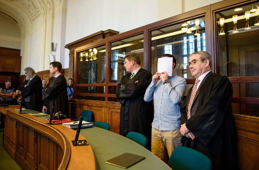 Im Prozess um ein illegales tödliches Autorennen in Berlin sind die beiden Angeklagten wegen Mordes verurteilt worden. Foto: dpa