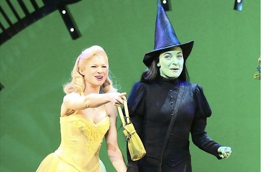 Wicked war die letzte Stuttgarter Uraufführung: Lucy Scherer (links) als Hexe Glinda und Willemijn Verkaik (rechts) als Hexe Elphaba. Foto: dpa
