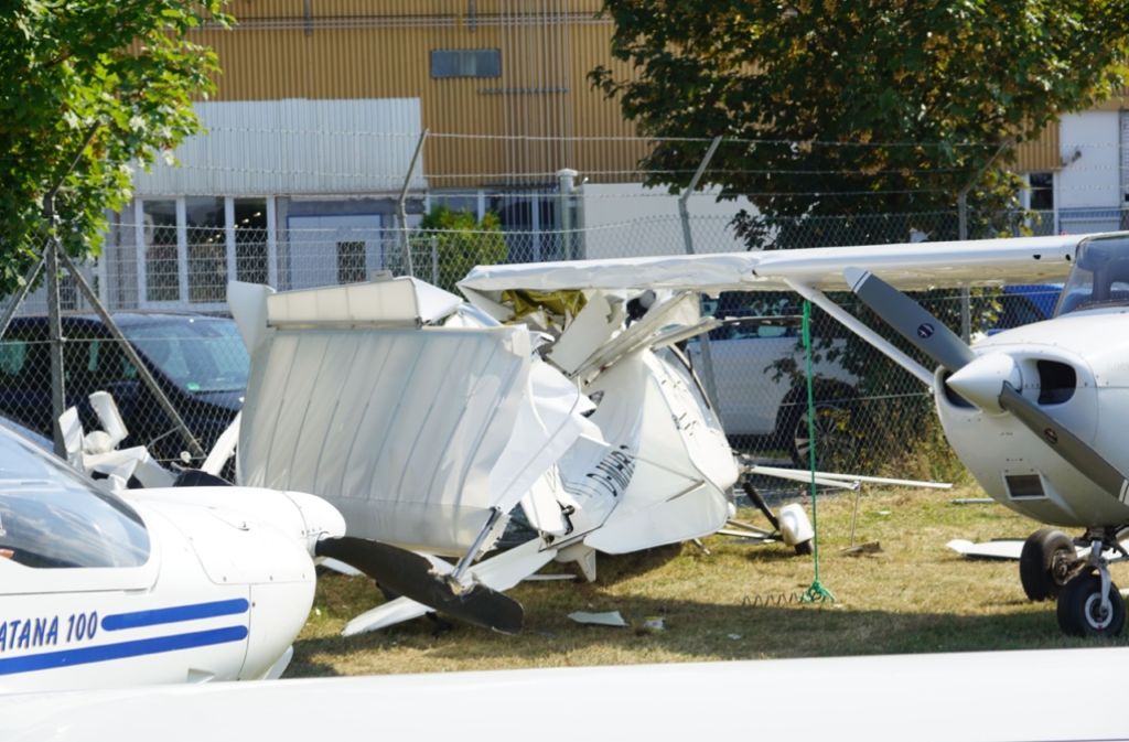 Bei der Bruchlandung eines Leichtflugzeugs in Kirchheim unter Teck ist ein Schaden von rund 200.000 Euro entstanden.