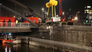Drei der vier Insassen konnten sich aus dem in die Elbe gestürzten Wagen befreien. Ein Mann starb bei dem Unglück. Foto: dpa