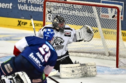 Eishockey-Spieler Frank Mauer zieht ab und trifft die Nürnberg Ice Tigers mitten ins Herz: Das 4:3 des Adler-Stürmers entschied die Partie Foto: dpa
