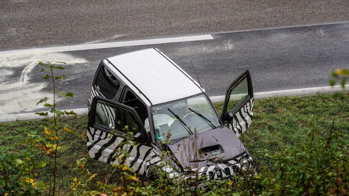 Geländewagen kracht in Pannenfahrzeug