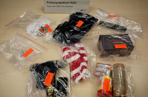 Die Polizei in Köln zeigt die sichergestellten Materialien. Foto: dpa