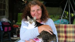 Sylvia Mermer mit „Mexi“, einer von 19 Streunerkatzen, die sie und ihr Mann betreuen. Foto: Eva Herschmann