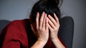 Frauen leiden häufiger als Männer an stressbedingten psychischen Krankheitsbildern, sagt KKH-Expertin Könitz. Sie seien oftmals stärker belastet. Foto: Jonas Walzberg/dpa