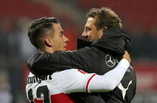 Alles gut? Nein, aber vieles besser. Markus Weinzierl freut sich mit Erik Thommy über seinen ersten Sieg als VfB-Trainer. Foto: Getty
