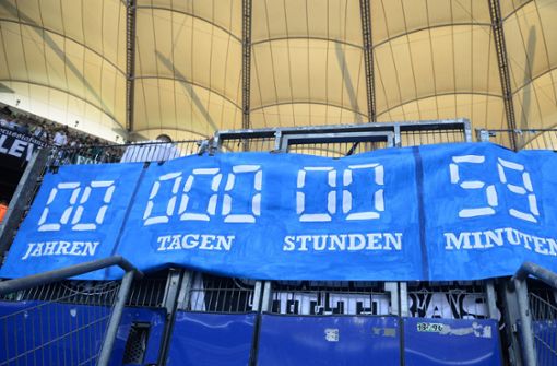 Die Bundesliga-Uhr des Hamburger SV muss angehalten werden. Der HSV steigt erstmals in die 2.Liga ab. Foto: dpa