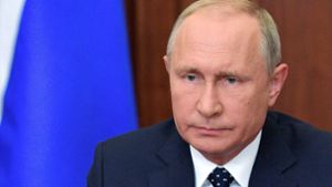 In einer TV-Ansprache erklärt der russische Präsident Putin, dass die harten Einschnitte bei der Rente unumgänglich seien. Foto: AP