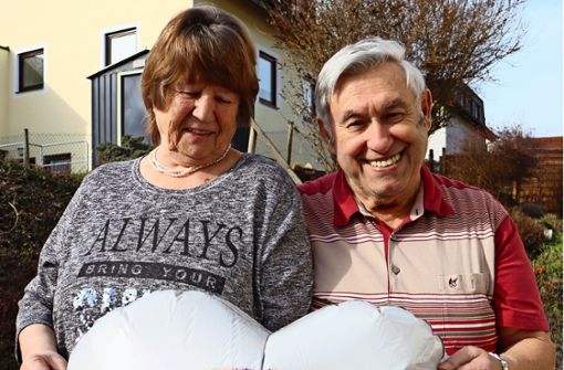 Als Frischvermählte grüßen: die 80-jährige Waltraud und ihr gleichaltriger Ehemann Manfred Metzger aus Waldenbuch. Foto: Claudia Barner