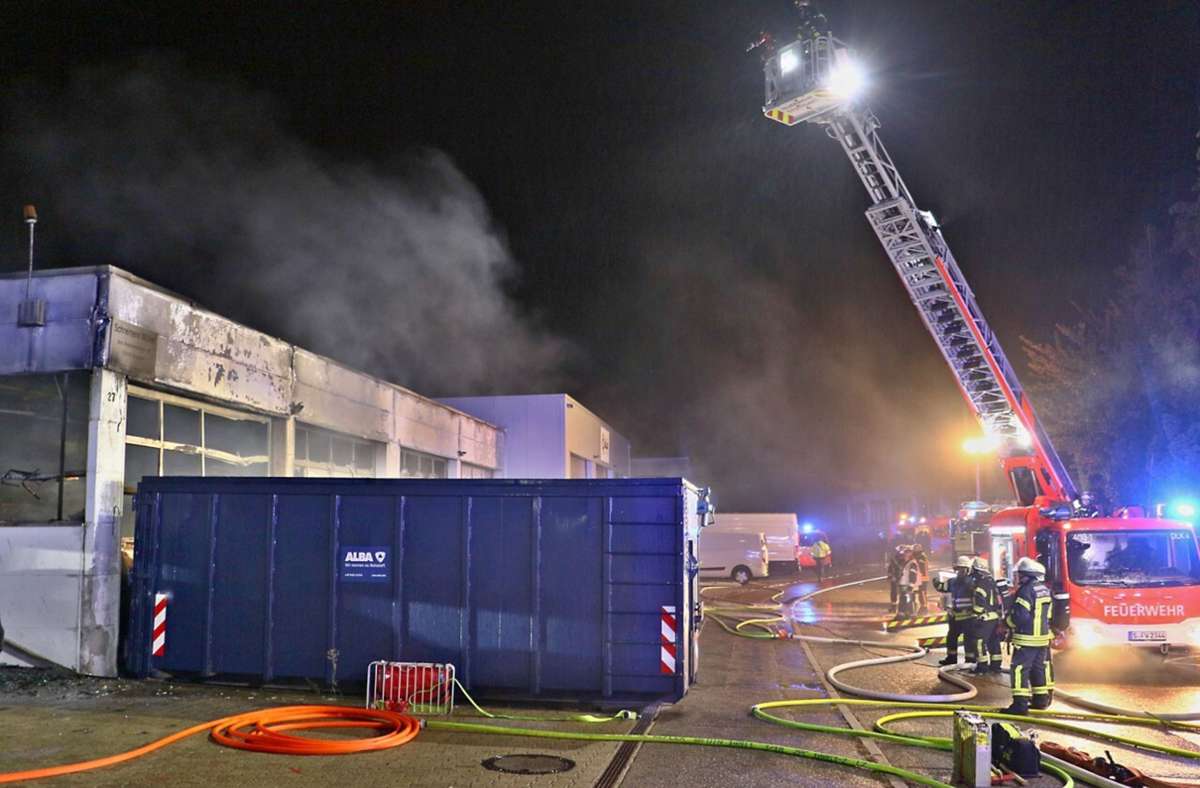 In Stammheim geriet in der Nacht zum Dienstag eine Schreinerei in Flammen. Foto: Karsten Schmalz/KS-Images.de