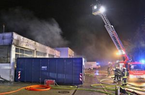 Großeinsatz in Stammheim: Brand in Schreinerei hält Feuerwehr in Atem
