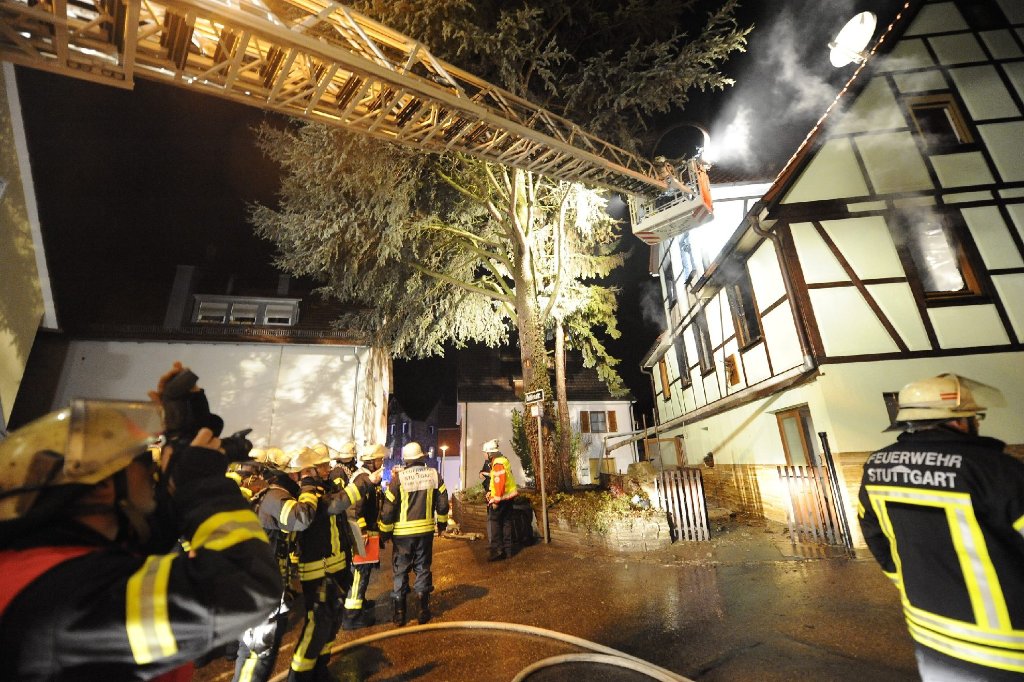 Das Jahr in Stuttgart beginnt dramatisch: Am 1. Januar wüten Flammen in einem Uhlbacher Fachwerkhaus. Für die Bewohner, ein 88 Jahre alter Mann und seine 82-jährige Ehefrau, kommt jede Hilfe zu spät. Sie können nur noch tot geborgen werden.