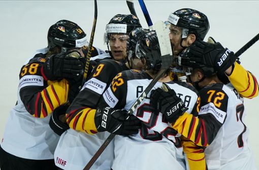 Mit dem Erfolg wiederholte sich ein kleines Stück deutscher Eishockey-Geschichte. Foto: dpa/Roman Koksarov