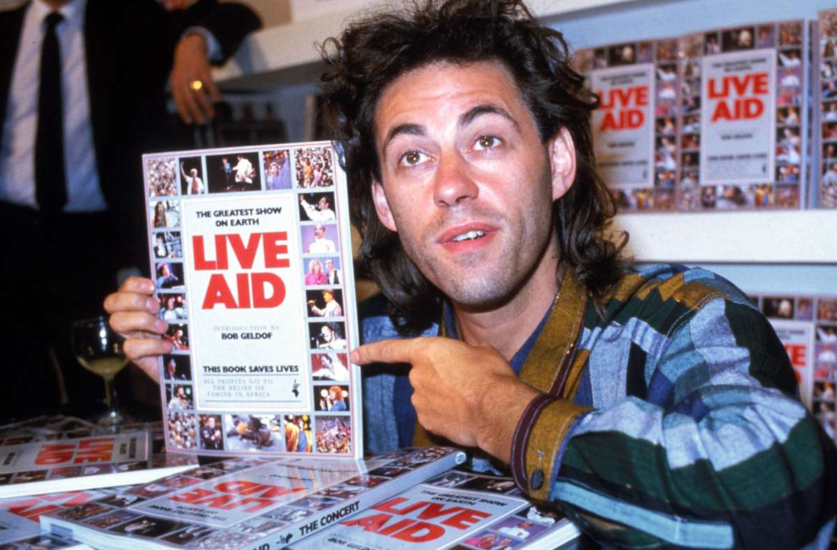Bob Geldof macht im Jahr 1985 Werbung für sein globales Konzert-Event „Live Aid“ gegen den Hunger in Afrika.