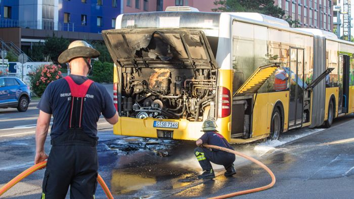 Motor von Linienbus fängt Feuer