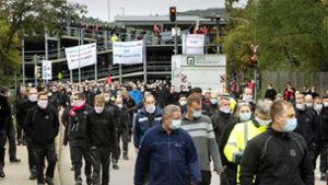 Mehrere Hundert Daimler-Mitarbeiter protestieren gegen einen geplanten Jobabbau im Stammwerk Untertürkheim. Foto: Ines Rudel