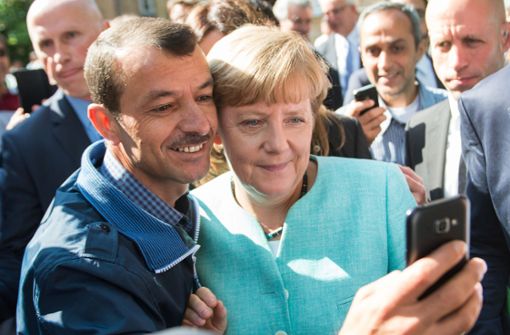 Szene aus einer Unterkunft:  Selfie mit der Bundeskanzlerin. Foto: picture alliance / Bernd von Jut/Bernd von Jutrczenka
