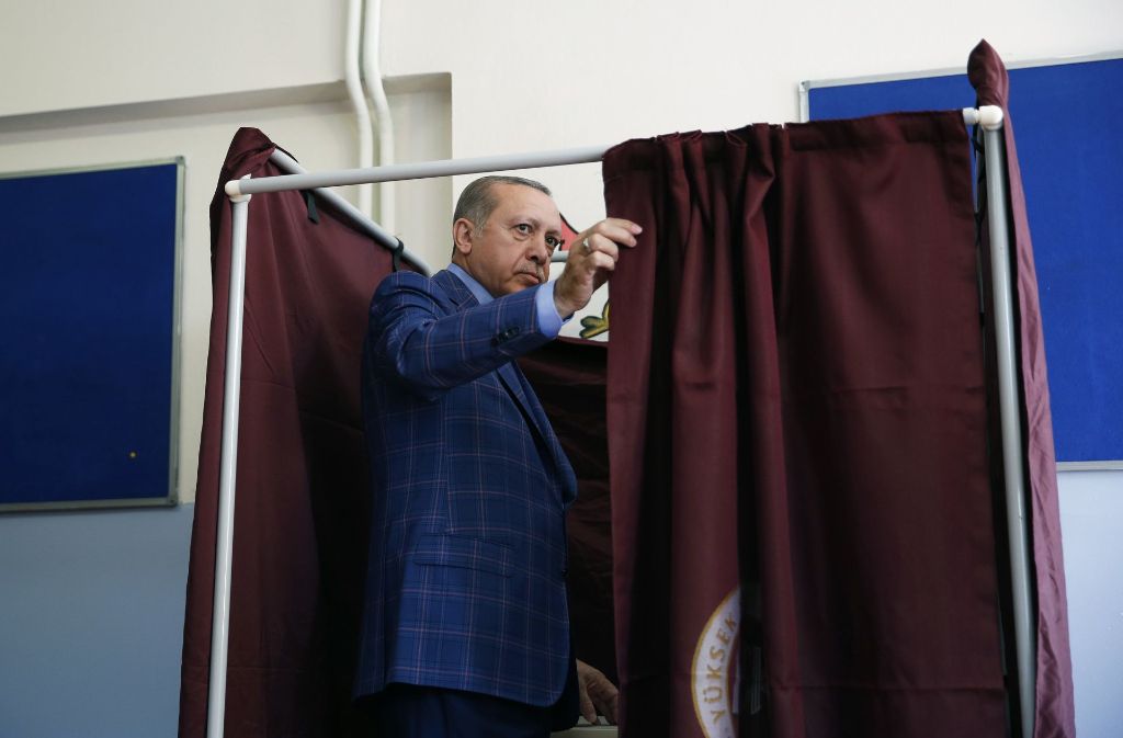 Der türkische Staatspräsident Recep Tayyip Erdogan gibt seine Stimme beim Referendum in der Türkei ab.