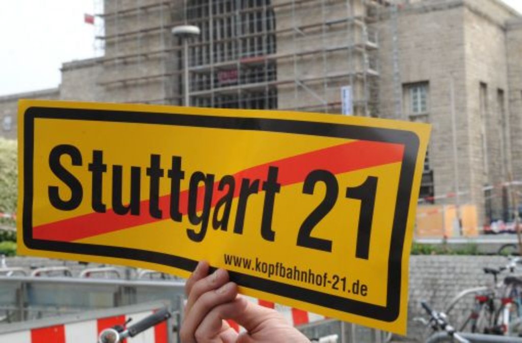 Unmittelbar vor der 175. Montagsdemo gegen Stuttgart 21 rufen Projekt-Gegner Grün-Rot zu einer Klage auf, um eine Beteiligung an Mehrkosten ein für alle Mal auszuschließen. In unserer Fotostrecke sehen Sie die Baustelle am Stuttgarter Hauptbahnhof im Mai 2013. Foto: dpa