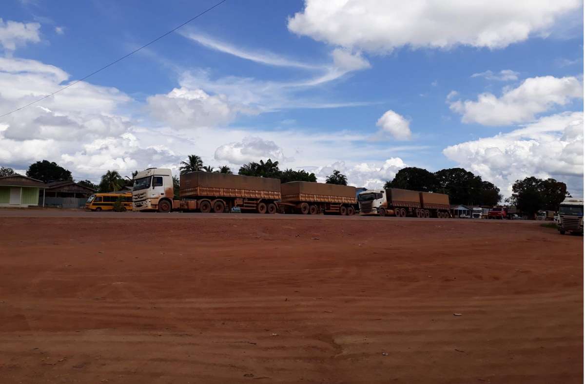 Lastwagen transportieren Sojabohne über die Straße BR-163 aus den Anbaugebieten im Süden des brasilianischen Amazonasgebiets zu den Häfen im Norden. Mit Schiffen wird das Soja von den Häfen aus weiter nach Europa transportiert.