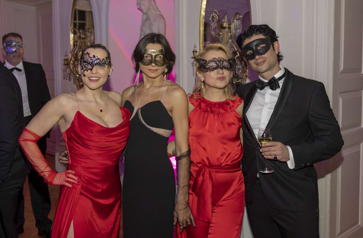 Mit Smoking, langen Abendkleidern und Maske feiern etwa 200 Gäste einen Ball auf Schloss Solitude, wie es ihn in Stuttgart in dieser Form noch nie gab