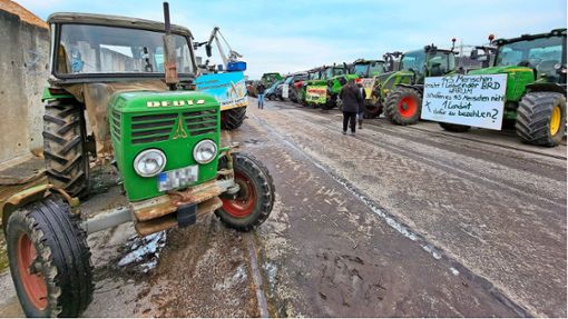Dicht an dicht standen die Traktoren auf dem Firmengelände der Firma Baywa im Plochinger Hafen. Foto: Elke Hauptmann