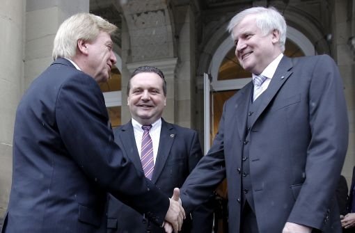 Ministerpräsident Stefan Mappus (Mitte) empfängt in Stuttgart Hessens Ministerpräsidenten Volker Bouffier (links) und Bayerns Ministerpräsidenten Horst Seehofer (rechts) Foto: dapd