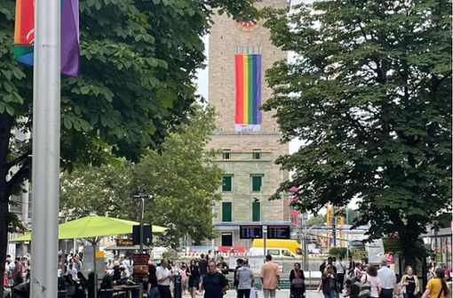 Die Regenbogenfahne hängt seit Freitagnachmittag am Stuttgarter Bahnhofsturm. Foto: /Bogen
