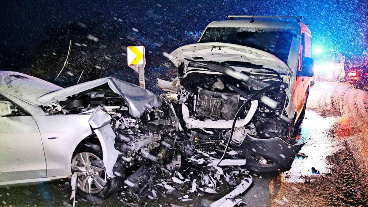 Unfall in Althütte: 80-jähriger Mercedes-Fahrer kracht in Sprinter – zwei Schwerverletzte