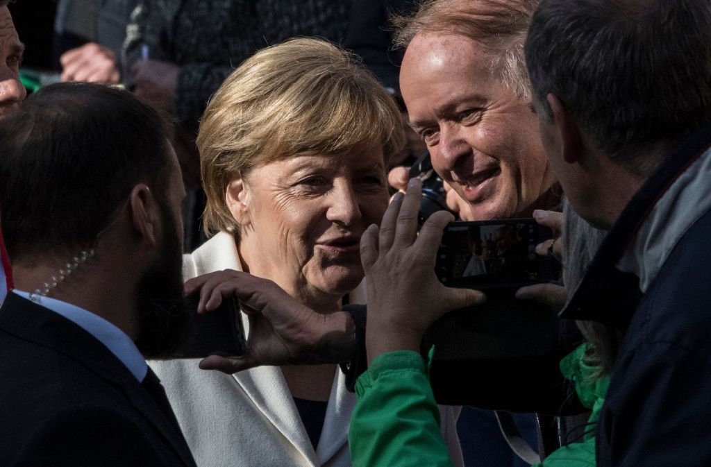 Wo Kanzlerin Merkel auftaucht, werden die Handykameras gezückt. Das war beim Festakt in Mainz nicht anders. Foto: dpa