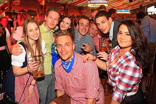 Die Studenten feiern auf dem Frühlingsfest bei der Onetaste-Party im Wasenwirt-Zelt. Foto: 7aktuell.de | Daniel Jüptner