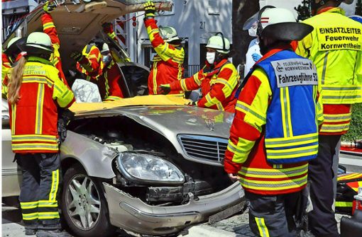Feuerwehrleute aus Kornwestheim entfernten das Dach des Mercedes. Foto: Peter Meuer