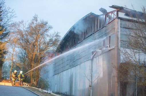 Das Feuer bei Alba in Waiblingen hat die Einsatzkräfte viele Stunden lang gefordert – hier Feuerwehrleute bei den Nachlöscharbeiten. Foto: 7aktuell                /Simon Adomat