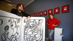 Als Überraschung für Majan hat Renate Busse den Paravent mit drei Figuren aus dem Kartenspiel gemalt. Foto: Gottfried Stoppel