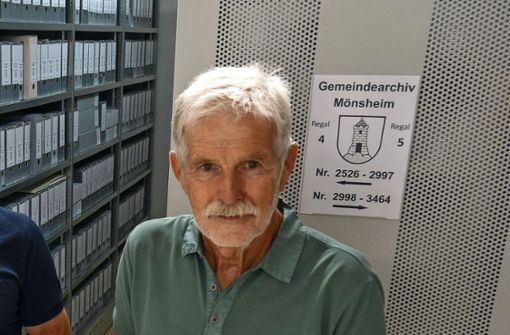 Walter Knapp – hier im Gemeindearchiv –  verabschiedete sich nach 43 Jahren  aus dem  Gemeinderat von Mönsheim. Foto: /Jürgen Bach