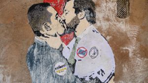Straßenkunst an einer Hauswand in Rom: Luigi di Maio (l), Vorsitzender der Partei Fünf Sterne, und Matteo Salvini, Vorsitzender der Lega-Partei, knutschen sich an die Regierung. Mit einem hat das Liebenpaar aber nicht gerechnet: Silvio Berlusconi. Foto: AP