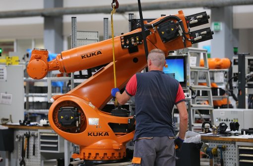 Hohe Sonderkosten rund um die Übernahmeofferte aus China haben den Gewinn des Roboter- und Anlagenbauers Kuka gedrückt. Foto: dpa