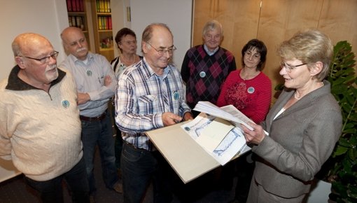 Im Januar übergab Kahle die Listen an die Rathauschefin Matt-Heidecker. Foto: Rudel/Archiv