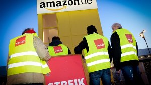 Streikende Amazon-Mitarbeiter stehen vor dem Eingang zum Amazon-Logistikzentrum in Leipzig. (Archivfoto) Foto: dpa