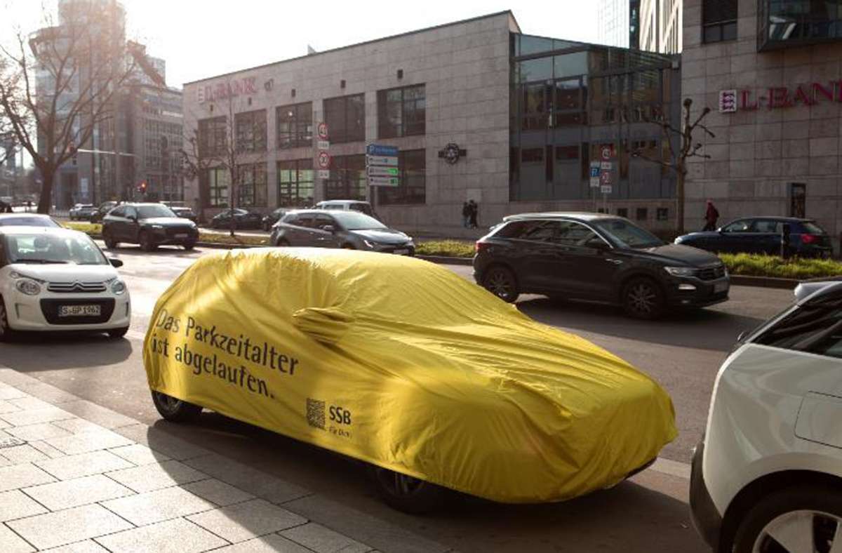 Umstrittene Kampagne: die Werbeagentur Hey David hatte eigene  Autos in bedruckte Planen gehüllt, um in Stuttgart für den Umstieg auf den ÖPNV zu werben Foto: Foto Team Hey David