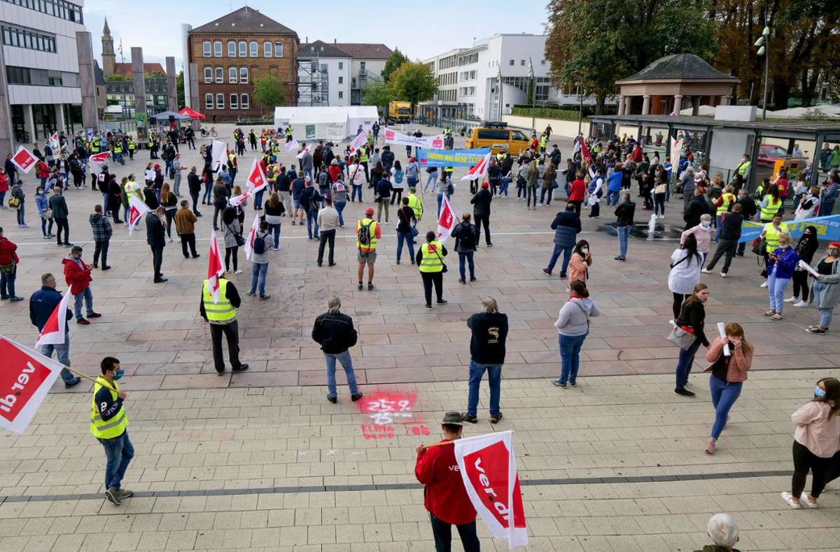 Mit Masken und mit Abstand: die Streikenden auf dem Ludwigsburger Rathausplatz. Rund 350 Beschäftigte schlossen sich dem Protestzug an.