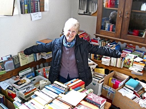 Lesestoff in Hülle und Fülle: Ruth Schwarz inmitten der Bücherecke. Foto:Susanne Müller-Baji Foto:  