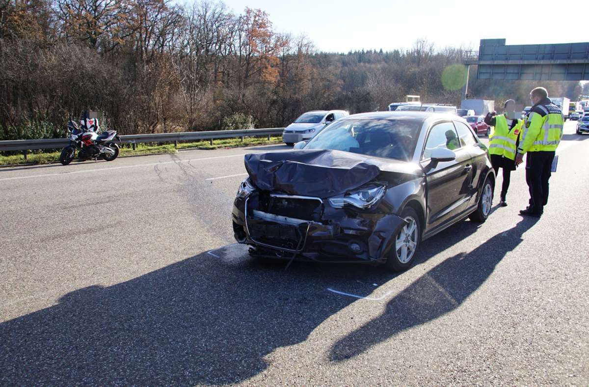 Vollsperrung auf der A81 nach einem Verkehrsunfall: Mehrere Fahrzeuge waren an einem Unfall beteiligt.
