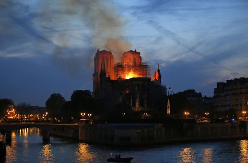 Am späten Abend: Notre Dame auf der Seine-Insel von Paris  brennt immer noch. Foto: AP