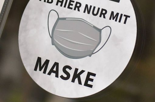Die Maskenpflicht soll unabhängig von den Lockerungen (Symbolbild). Foto: imago images/Jan Huebner/Blatterspiel