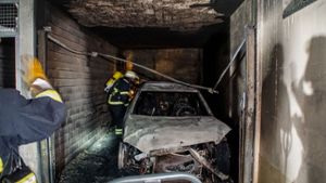 Mercedes brennt in Tiefgarage