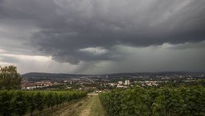 Dunkle Wolken über Stuttgart – das Wetter bleibt wechselhaft. (Archivbild) Foto: imago images/vmd-images/Simon Adomat via www.imago-images.de