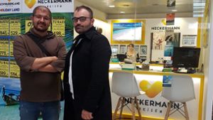 Reisebürobetreiber Yakup (links) und Yavuz Aslan. Foto: Wahlenmaier